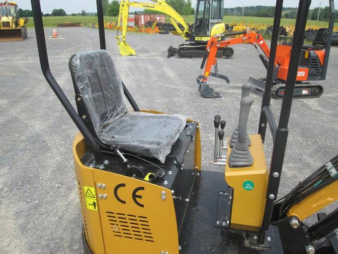 AGT 13.5HP, 1 ton RATO Engine Mini Hydraulic Excavator Micro Crawler Digger, Gas - Image 4