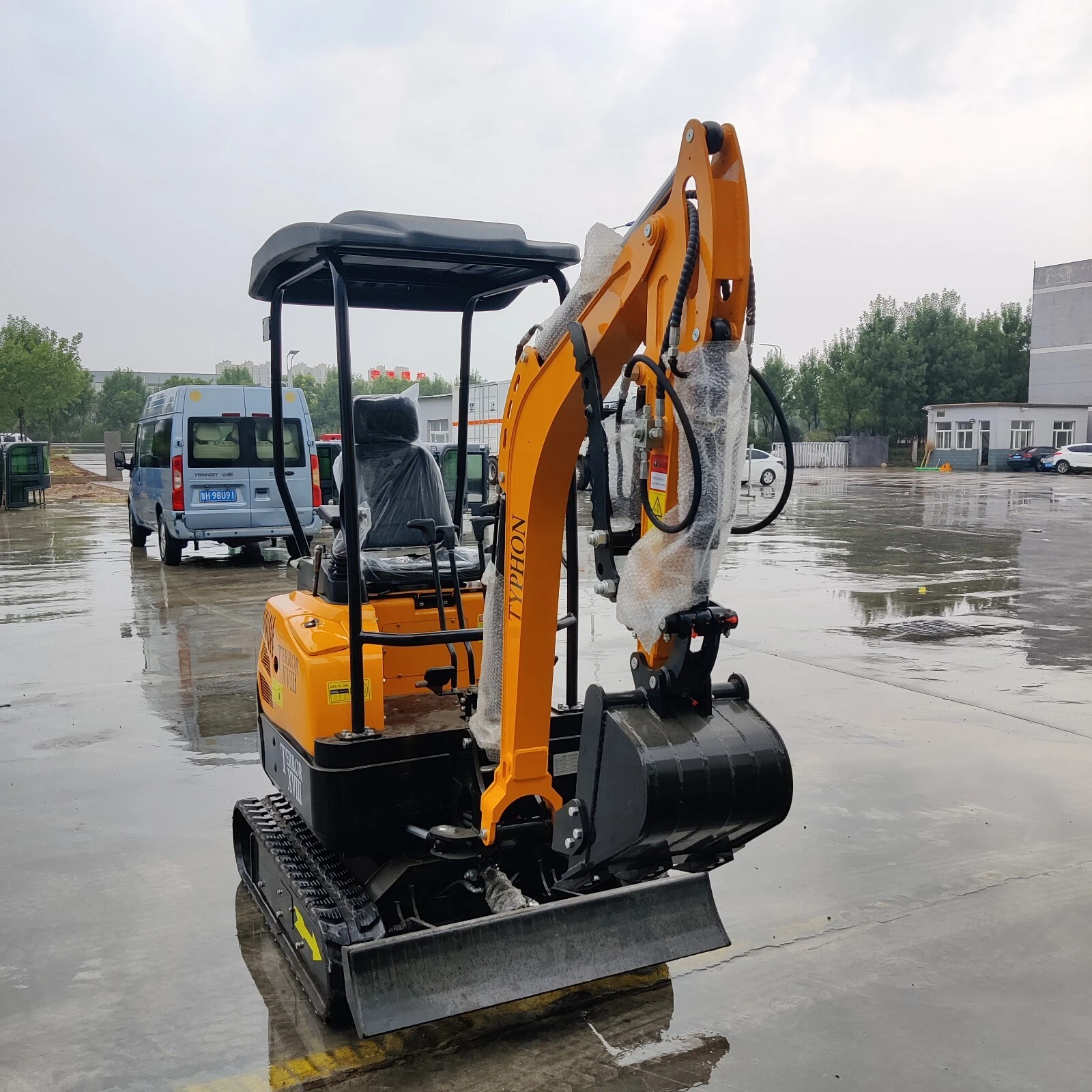 4,000 lbs Terror XVIII Mini Excavator, EPA Certified KUBOTA D902 Diesel Machine - Image 3