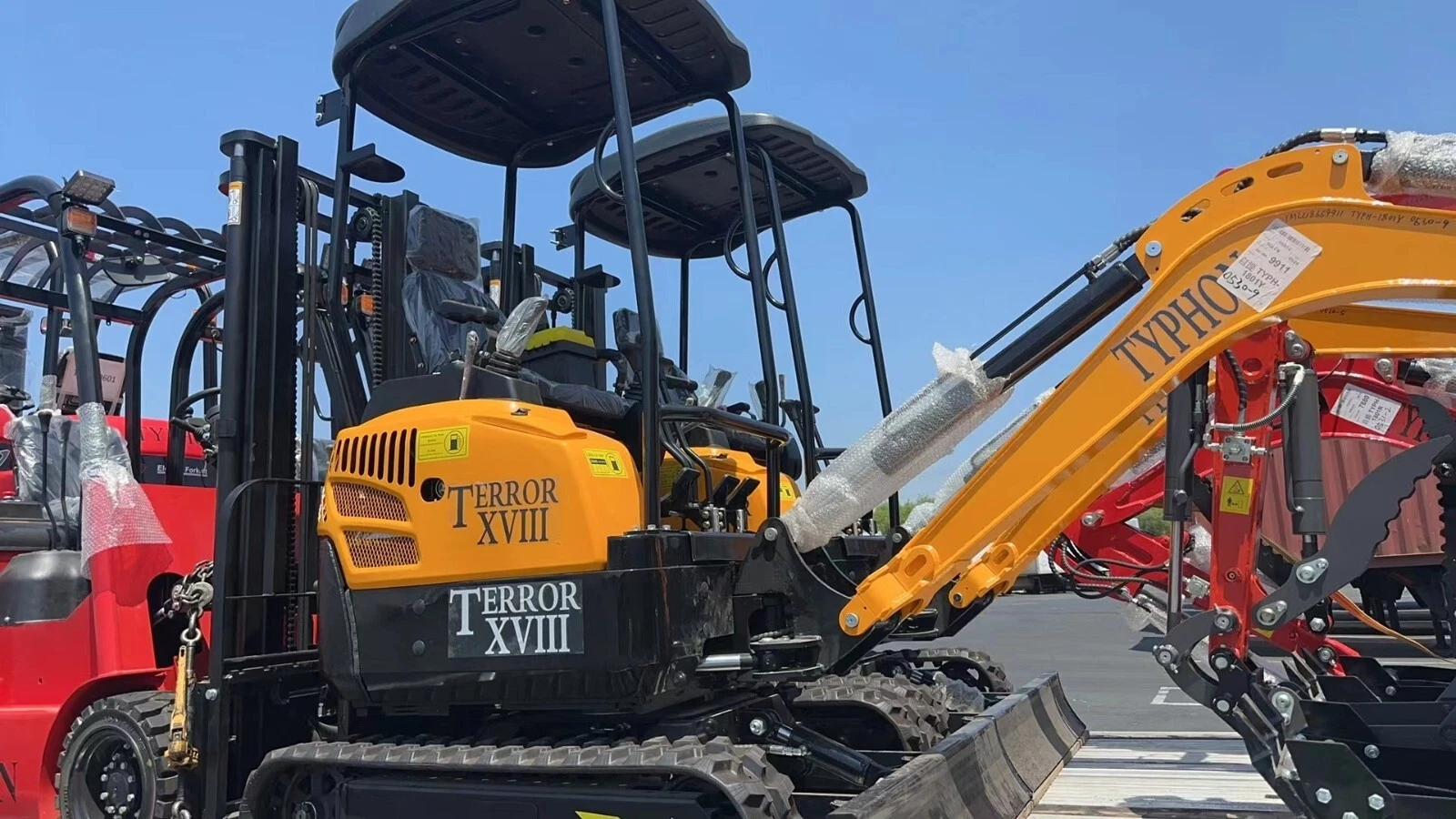 4,000 lbs Terror XVIII Mini Excavator, EPA Certified KUBOTA D902 Diesel Machine - Image 7